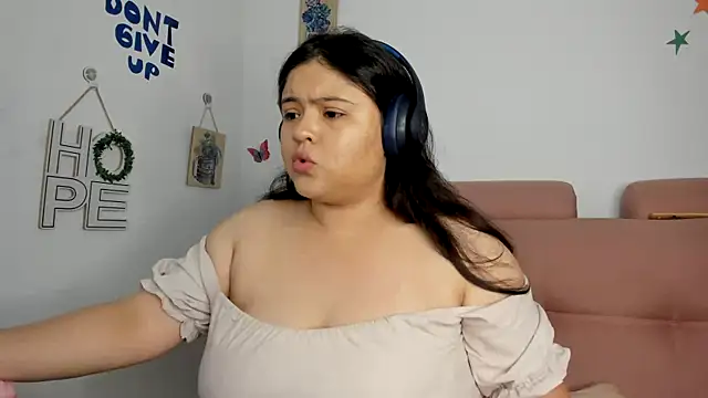 Snapshot of lizzie_c chatting on June 7, 2026, 10:35 pm lizzie c online show from June 7, 2026, 10:35 pm