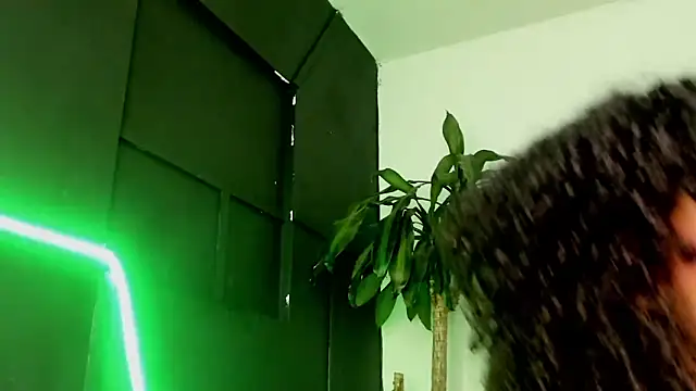 CintiaWalker online show from April 19, 2026, 12:37 pm