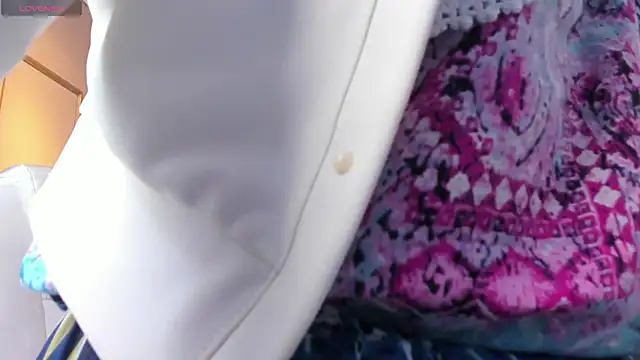 PerlaPreciosa online show from October 19, 2025, 4:02 am