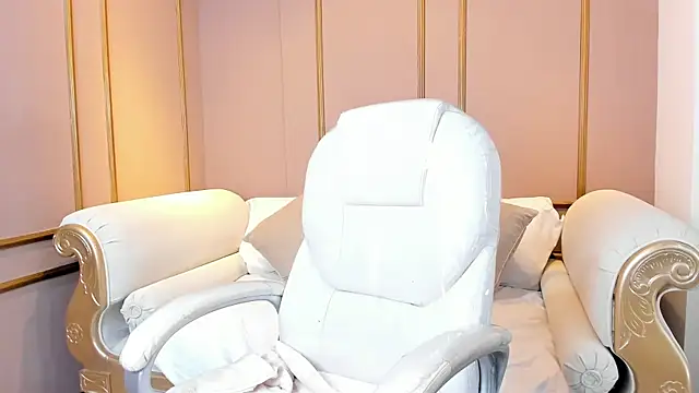 PerlaPreciosa online show from November 12, 2025, 4:02 am