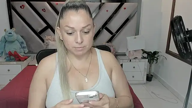 natalia5560 online show from November 10, 2025, 1:21 pm