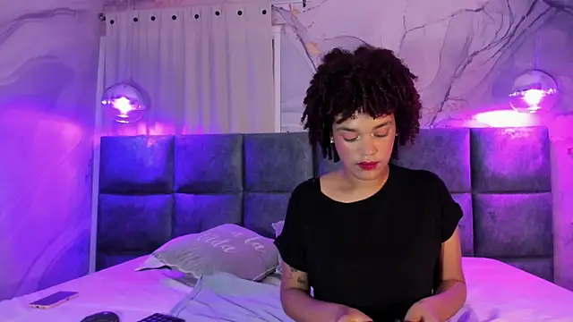 Snapshot of loladupont chatting on February 3, 2025, 11:31 am loladupont online show from February 3, 2025, 11:31 am