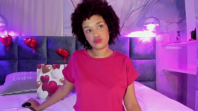 Snapshot of loladupont chatting on February 7, 2025, 11:34 am loladupont online show from February 7, 2025, 11:34 am