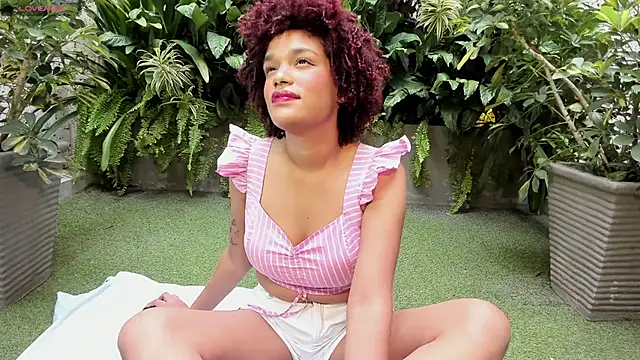 Snapshot of loladupont chatting on February 8, 2025, 11:55 am loladupont online show from February 8, 2025, 11:55 am