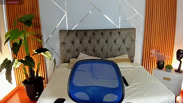 charlottee white online show from November 6, 2025, 9:37 pm