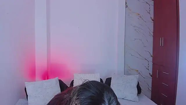 martina roldam online show from March 25, 2026, 2:06 am