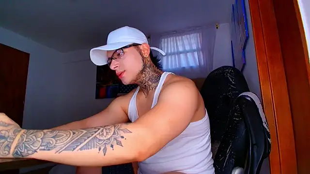 DennisWalkerr online show from September 23, 2025, 10:24 pm