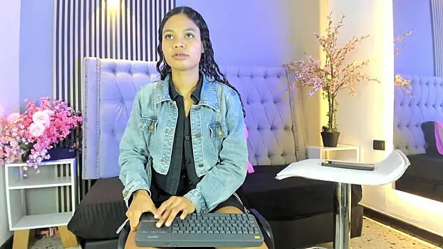 GysellHanson online show from November 25, 2025, 11:32 am