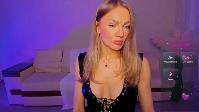 Oliva Candy online show from April 24, 2026, 9:06 pm