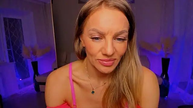 Snapshot of Oliva_Candy chatting on May 6, 2026, 8:47 pm Oliva Candy online show from May 6, 2026, 8:47 pm