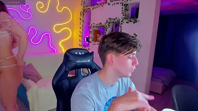 RobertAndLinela online show from January 23, 2025, 4:48 pm