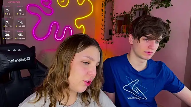 RobertAndLinela online show from February 21, 2025, 7:54 pm