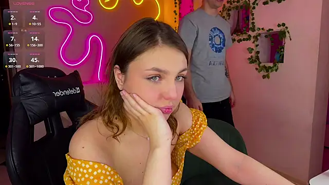 RobertAndLinela online show from March 11, 2025, 12:28 pm