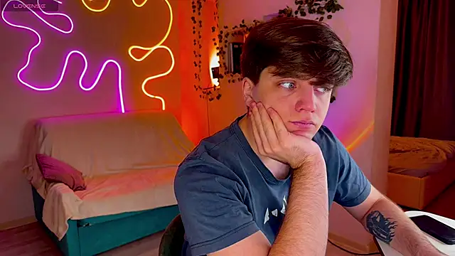 RobertAndLinela online show from September 14, 2025, 3:33 pm