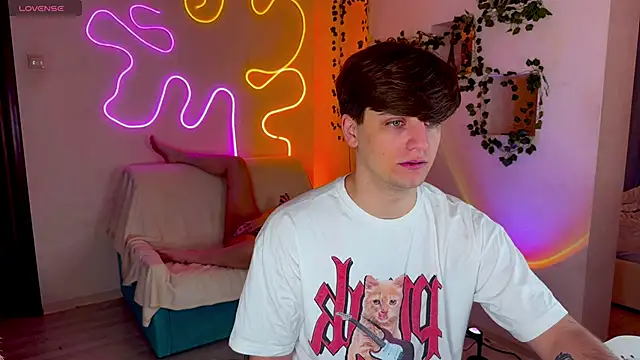 RobertAndLinela online show from September 18, 2025, 7:27 pm