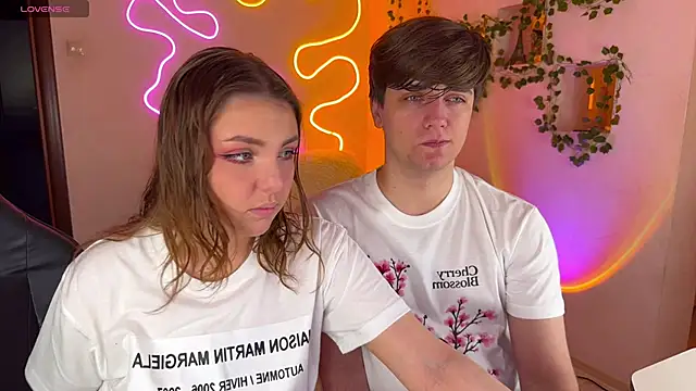 RobertAndLinela online show from October 10, 2025, 2:21 am