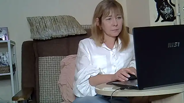 EllaJohnsonX online show from May 17, 2026, 7:28 am