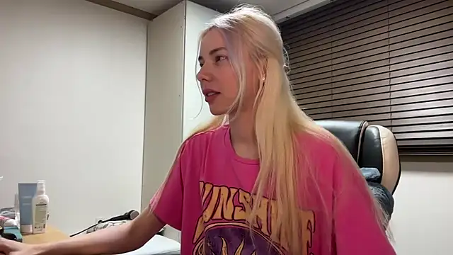 Snapshot of yunasuka chatting on January 10, 2025, 9:53 pm yunasuka online show from January 10, 2025, 9:53 pm