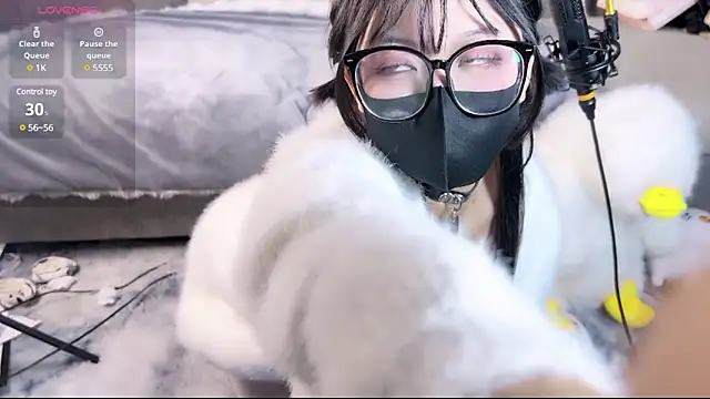 Yu UwU  online show from January 1, 2025, 2:42 pm