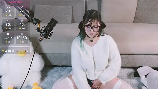 Yu UwU  online show from February 18, 2025, 12:49 pm