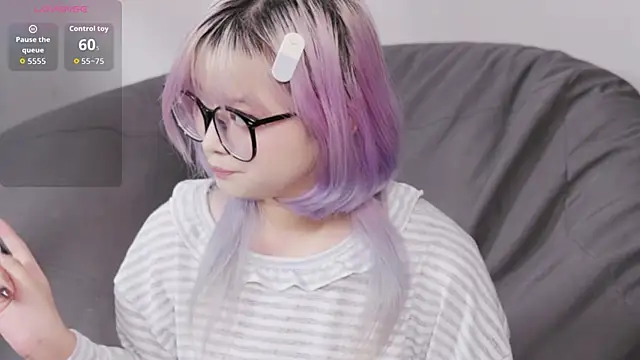 Yu UwU  online show from October 5, 2025, 1:53 pm