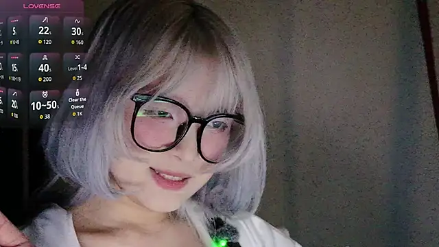 Yu UwU  online show from October 30, 2025, 1:23 pm