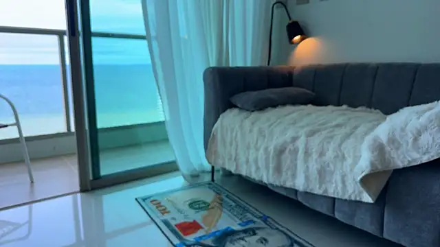 Carolyn Smith online show from September 29, 2025, 1:11 am