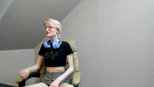 ElizabethHarpper online show from March 21, 2025, 1:56 pm