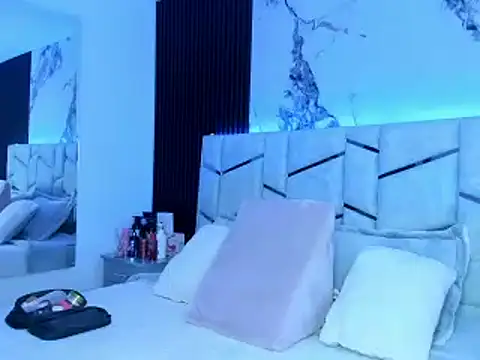 daniiphoeniixx online show from February 25, 2025, 7:47 pm