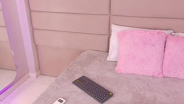 NickyBelmonth online show from November 30, 2025, 2:10 pm