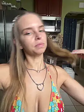 thigh hi online show from September 11, 2025, 2:39 pm