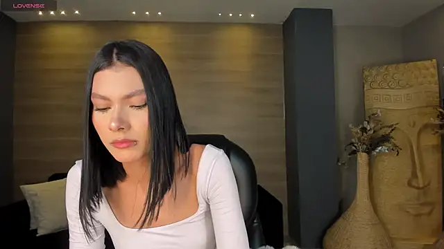 NiaSalvatore online show from September 18, 2025, 11:23 am