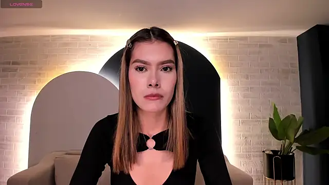 NiaSalvatore online show from June 6, 2026, 6:45 pm