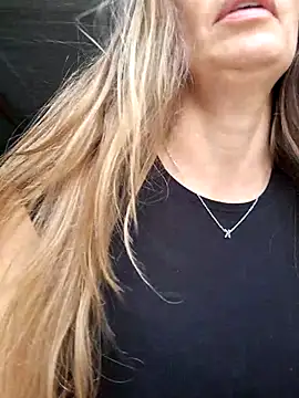 karina warthon online show from September 13, 2025, 3:01 pm