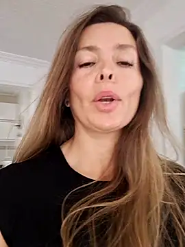 karina warthon online show from September 24, 2025, 5:38 pm