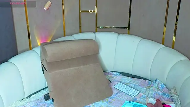 emilytrays online show from June 13, 2026, 4:10 am