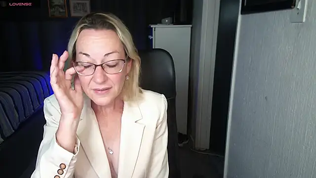 boeslaboes1 online show from October 11, 2025, 2:11 am