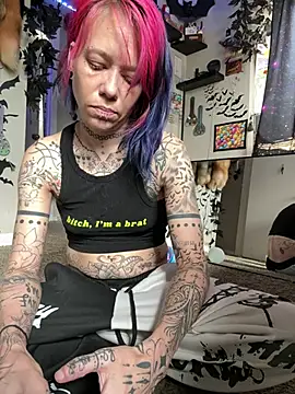 Snapshot of trashbrat chatting on May 31, 2026, 7:48 pm trashbrat online show from May 31, 2026, 7:48 pm