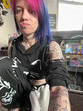 Snapshot of trashbrat chatting on June 6, 2026, 10:25 pm trashbrat online show from June 6, 2026, 10:25 pm