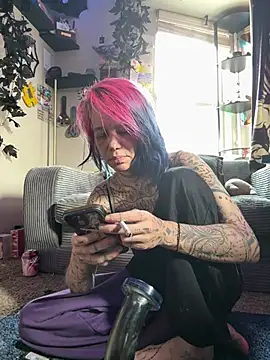 Snapshot of trashbrat chatting on June 24, 2026, 10:09 pm trashbrat online show from June 24, 2026, 10:09 pm