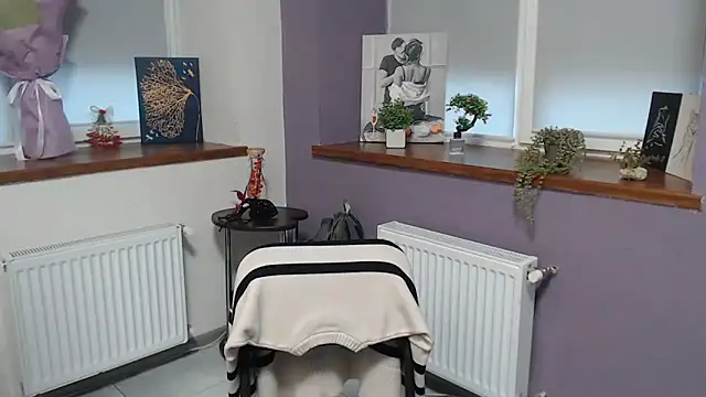 mini girly online show from February 28, 2025, 10:41 am