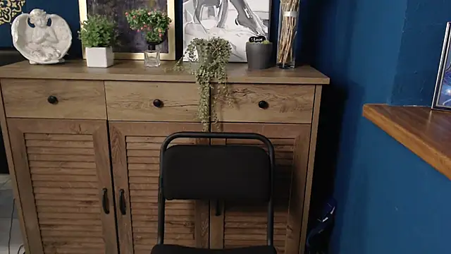 mini girly online show from September 11, 2025, 1:00 pm