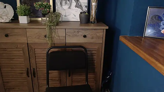 mini girly online show from September 15, 2025, 6:24 am