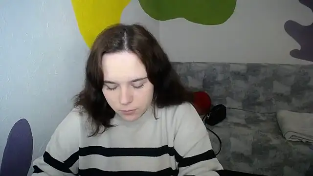 mini girly online show from December 3, 2025, 1:20 pm