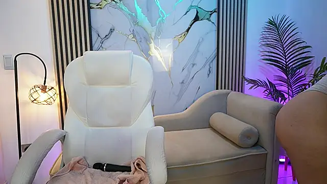 Emma Walkerr  online show from April 9, 2026, 7:08 pm