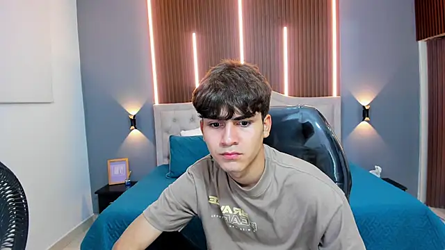 Tommy18   online show from September 21, 2025, 3:30 am