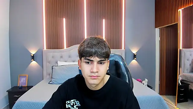 Tommy18   online show from October 21, 2025, 3:29 am