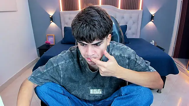 Tommy18   online show from April 19, 2026, 3:39 am