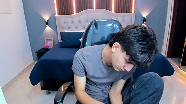 Tommy18   online show from April 22, 2026, 3:31 am