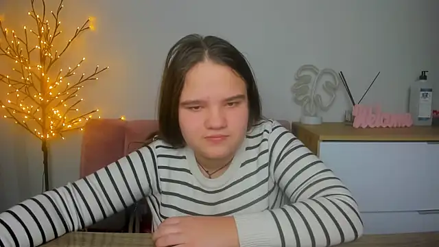 AdeleCruz online show from February 12, 2025, 4:44 pm